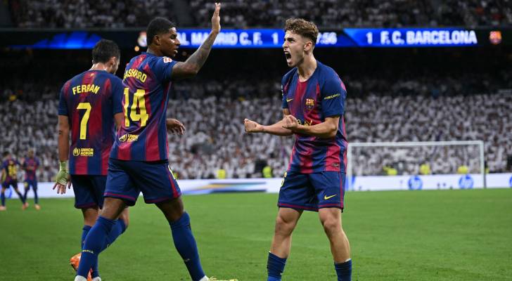 نجوم برشلونة يحتفلون بهدف سابق