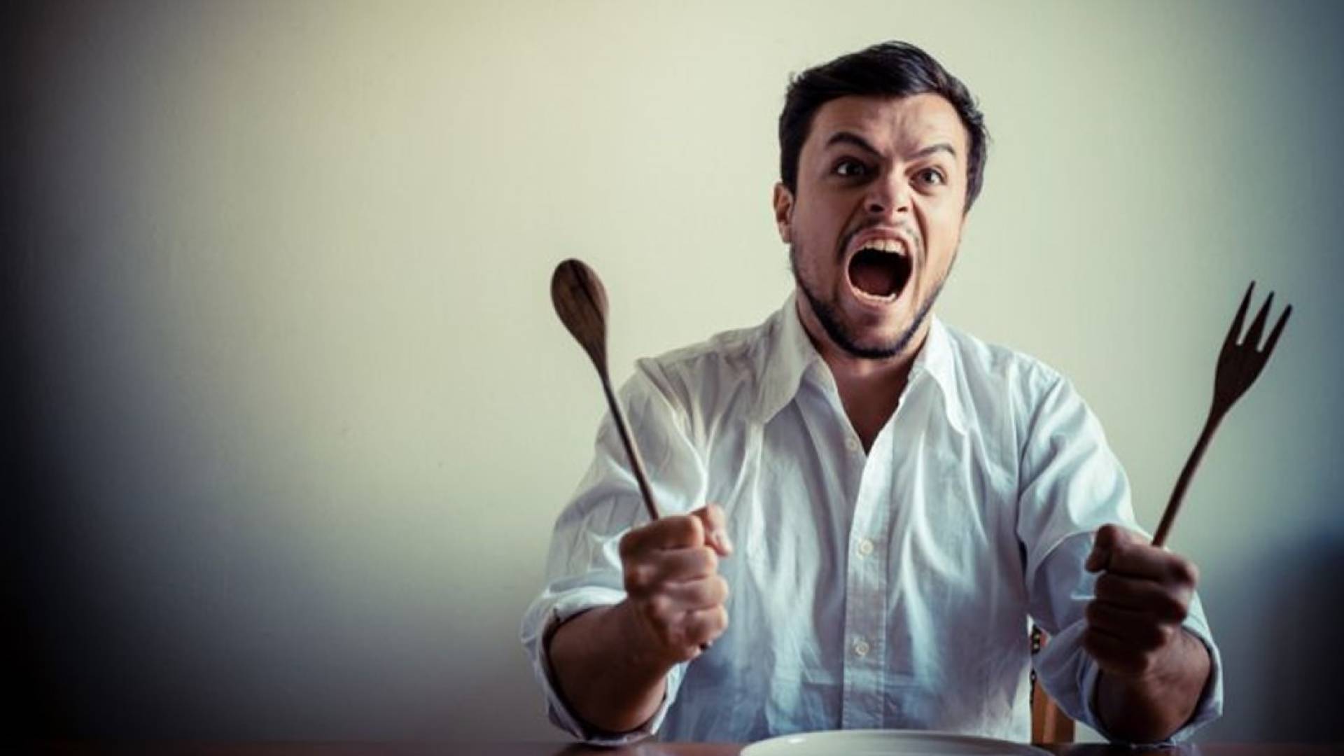 شعور مفاجئ بالجوع ليلا وعند الاستيقاظ: أسباب غير معتادة وخطوات عملية لتحقيق الشبع الصحي