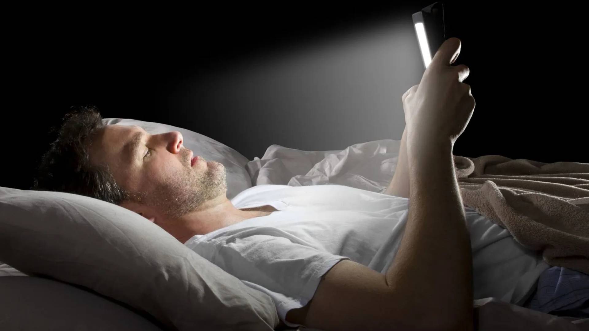 هل ضوء الهاتف "بريء"؟ دراسة كندية تخالف المعتقدات حول أضرار الشاشات قبل النوم