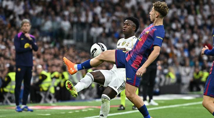 نجم ريال مدريد البرازيلي فينيسيوس جونيور خلال مباراة لفريقه أمام برشلونة