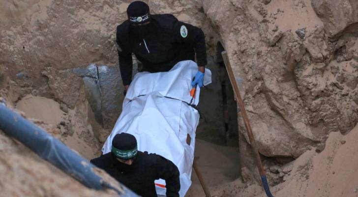 عناصر من كتائب القسام تنتشل جثة محتجز .. ارشيفية