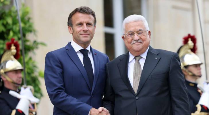الرئيس الفلسطيني محمود عباس والرئيس الفرنسي ايمانويل ماكرون