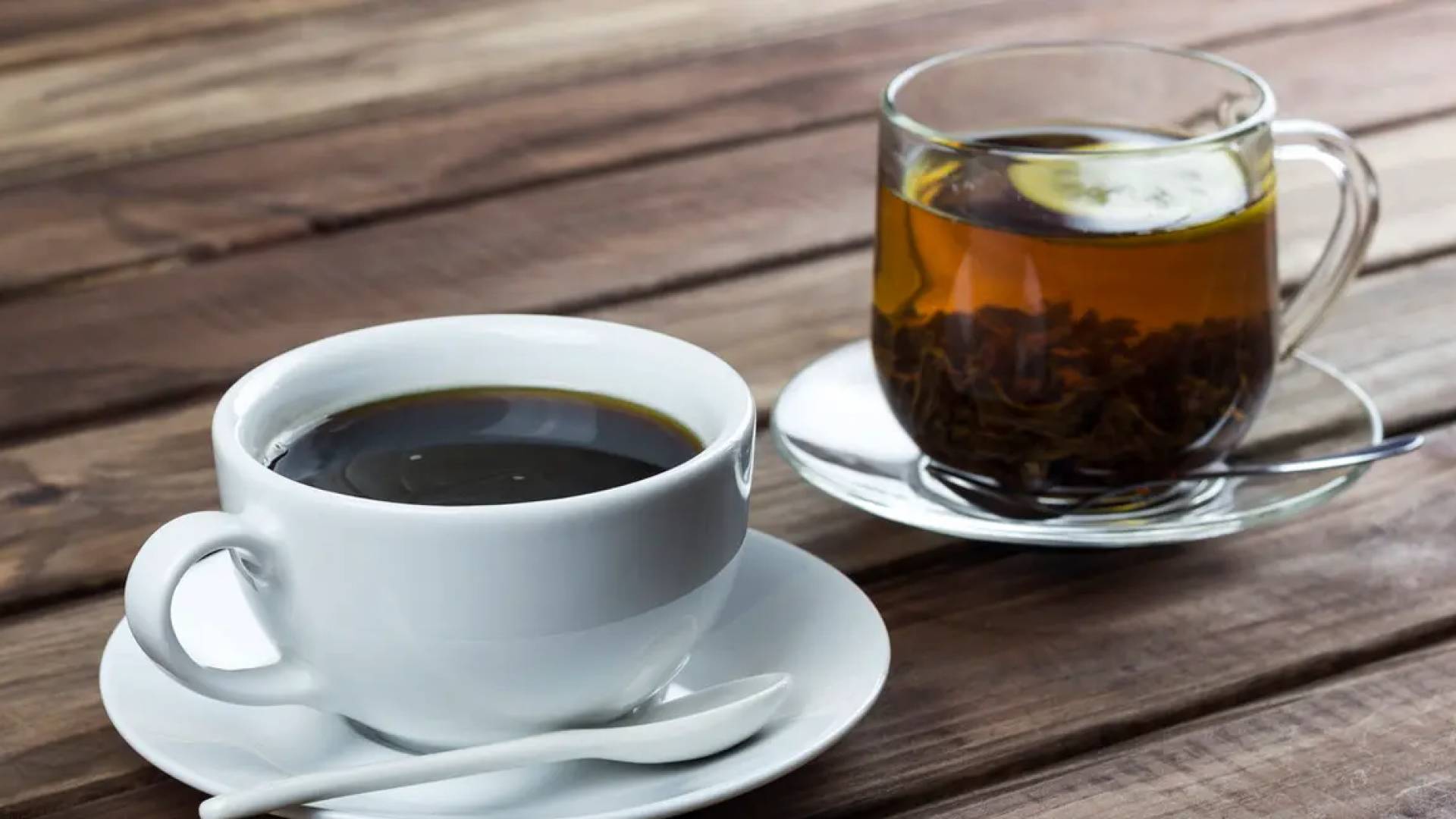 دراسة: القهوة والشاي والماء معا قد يطيلون العمر ويحموا من الأمراض المزمنة