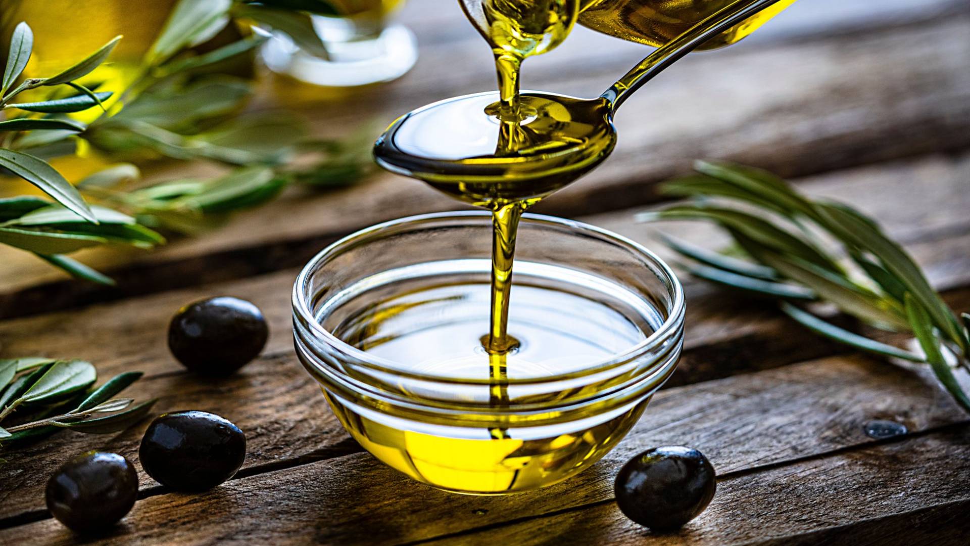 مفتاح الصحة وطول العمر.. هل يكمن "السر" فعلا في زيت الزيتون؟