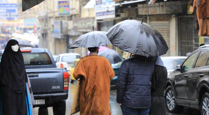 جانب من تساقط الامطار في احدى مناطق العاصمة