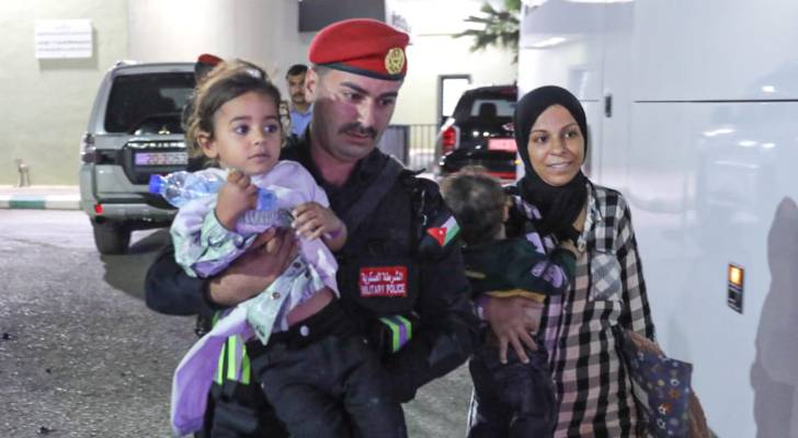 القوات المسلحة تجلي الدفعة السادسة عشرة من أطفال غزة المرضى للعلاج في المملكة