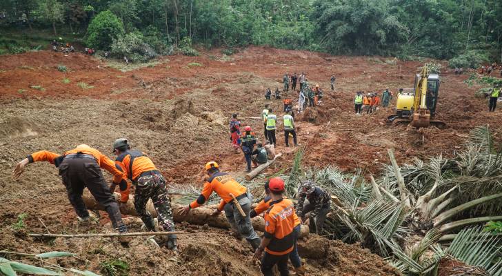 قتلى ومفقودون إثر انزلاق تربة مدمر في إندونيسيا