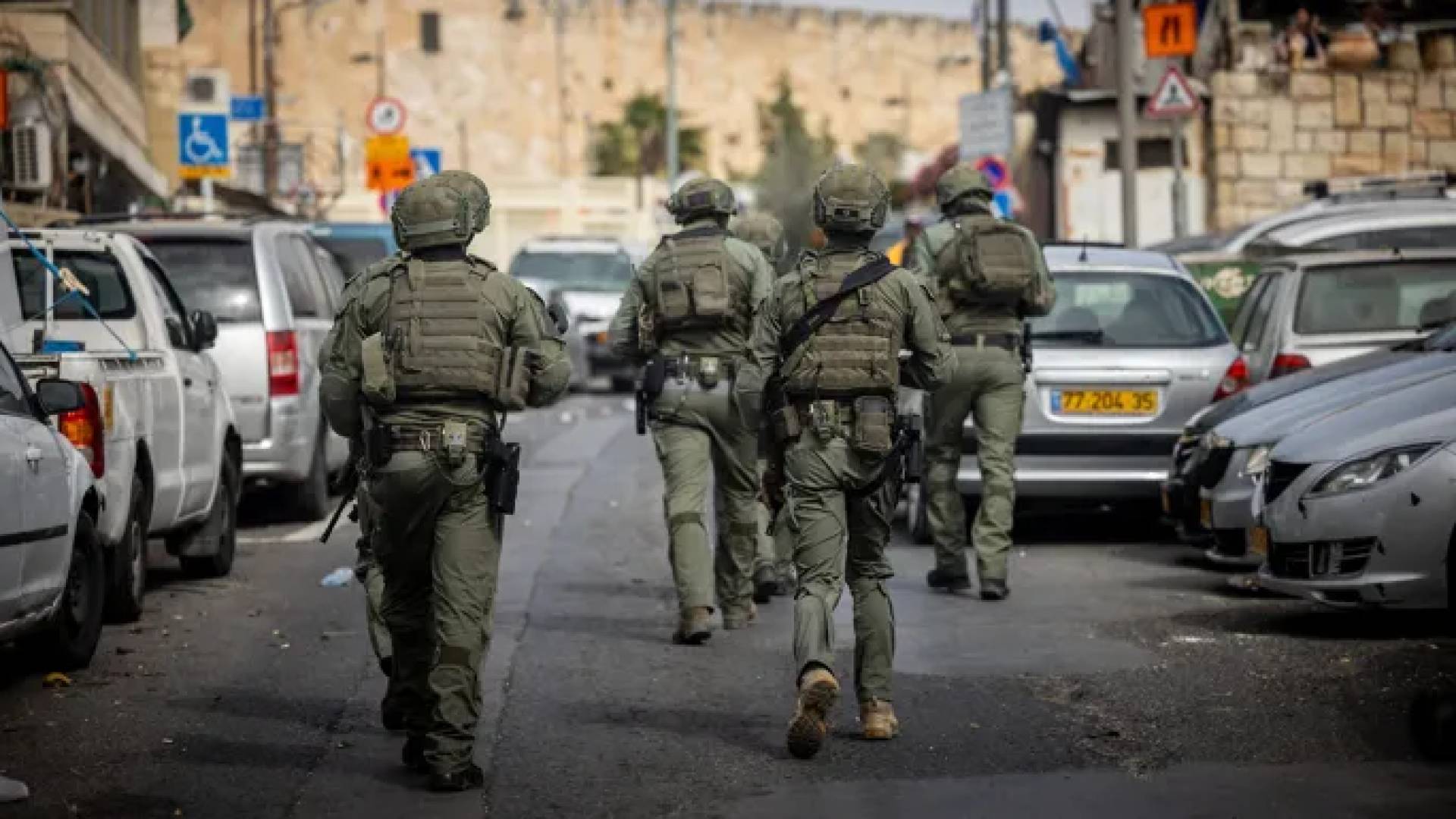 قوات الاحتلال تعترض فتى فلسطينيا على دراجته الهوائية جنوب جنين - فيديو