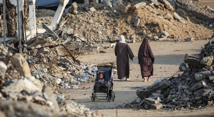 سيدات فلسطينيات يتجولن في احدى مناطق غزة المدمرة