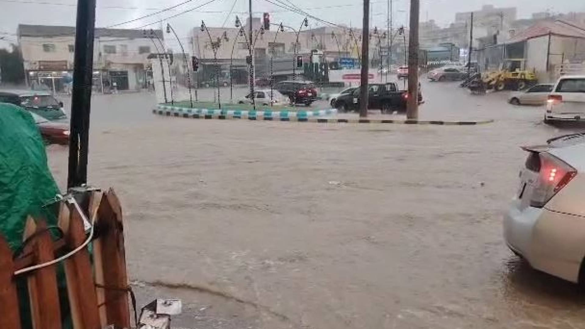 غرق "مثلث عبين" في علجون إثر هطول الأمطار الغزيرة -فيديو