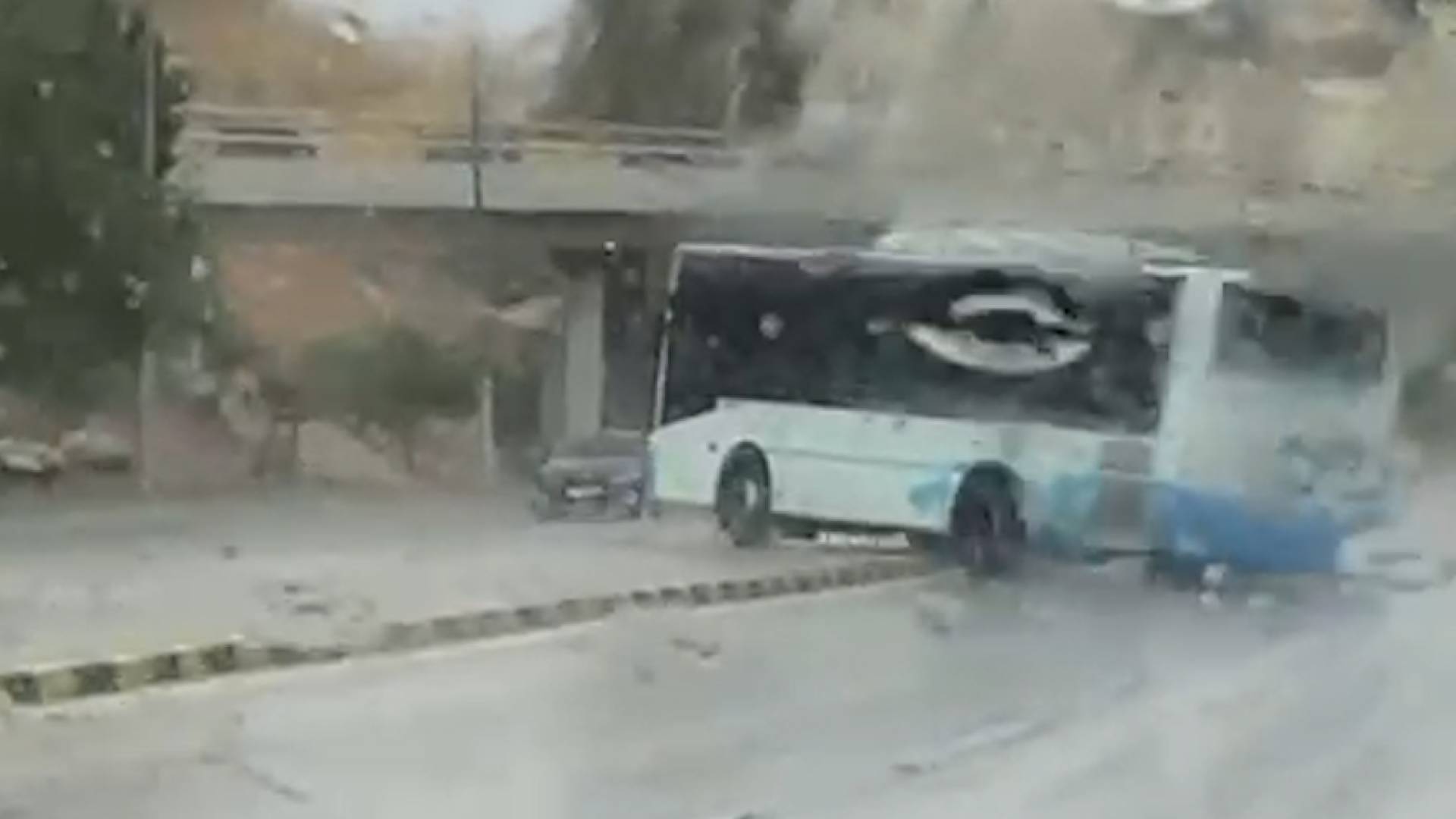 بالفيديو.. انزلاق حافلة نقل عام في عمان وعبورها للجزيرة الوسطية واصطدامها بمركبة