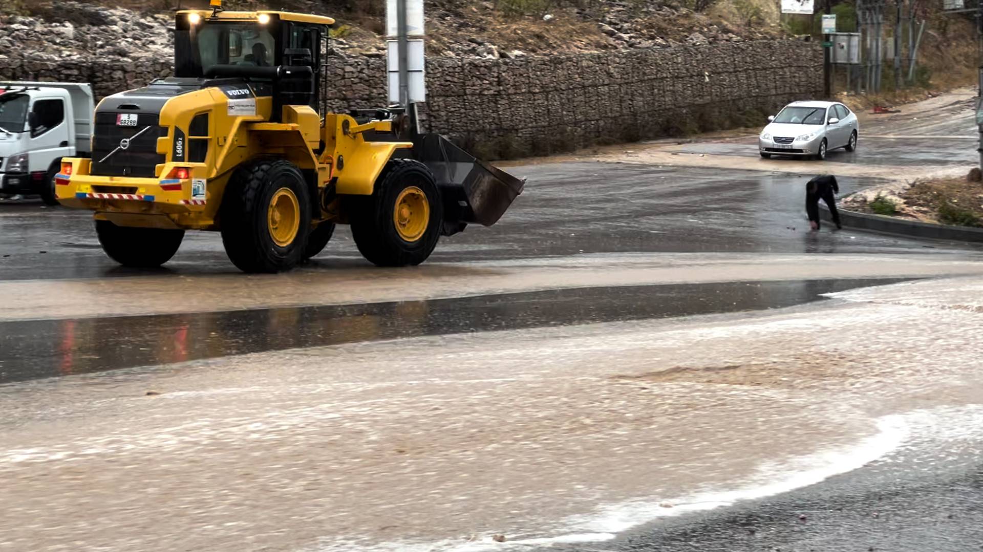 جرف "عين جنة" و "اشتفينا": الأمطار تغلق طرقا حيوية في عجلون.. والشرطة و"الأشغال" تتدخلان