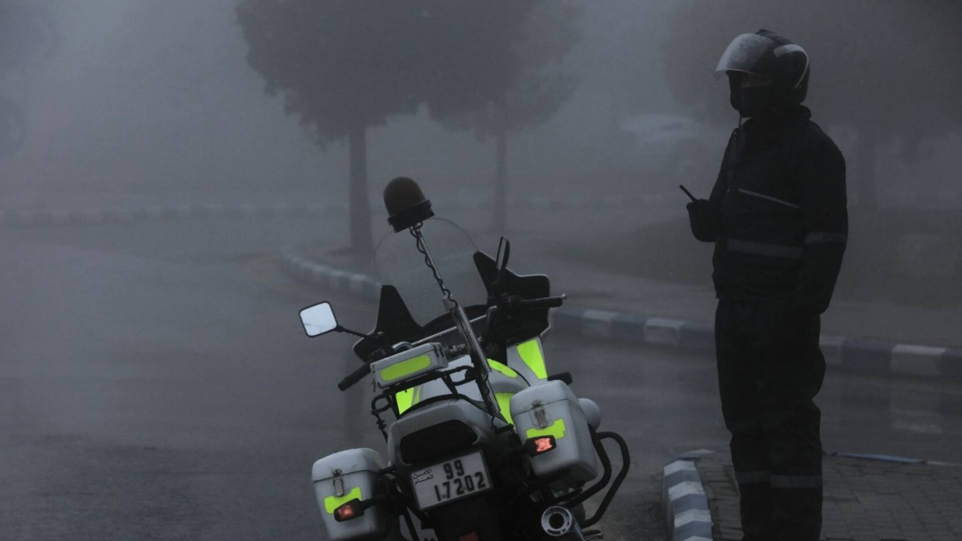 أول منخفض ماطر.. السير تحذر من فخاخ الضباب والانزلاقات