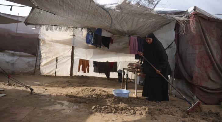 الدفاع المدني في غزة يستغيث: الأمطار تغرق مخيمات النازحين والواقع صعب جدا
