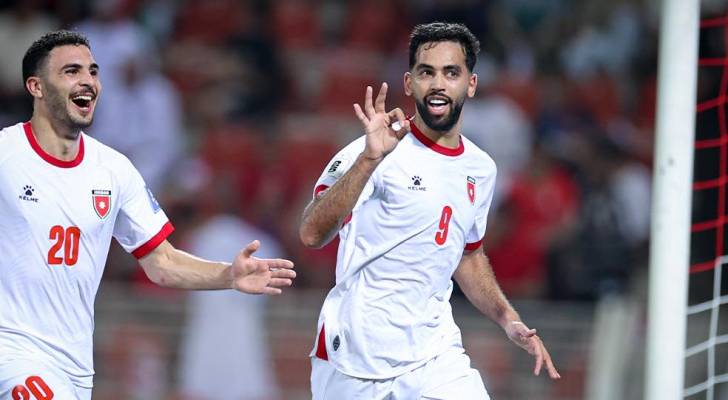 لاعب المنتخب الوطني علي علوان يحتفل بهدف سابق