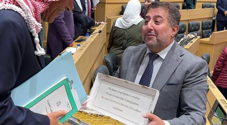 النائب الرقب يوزع الحلوى على النواب احتفالا بقانون خدمة العلم "قبل التصويت"