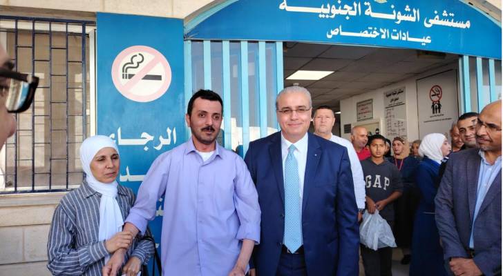 وزير الصحة البدور مع شاب أردني ووالدته