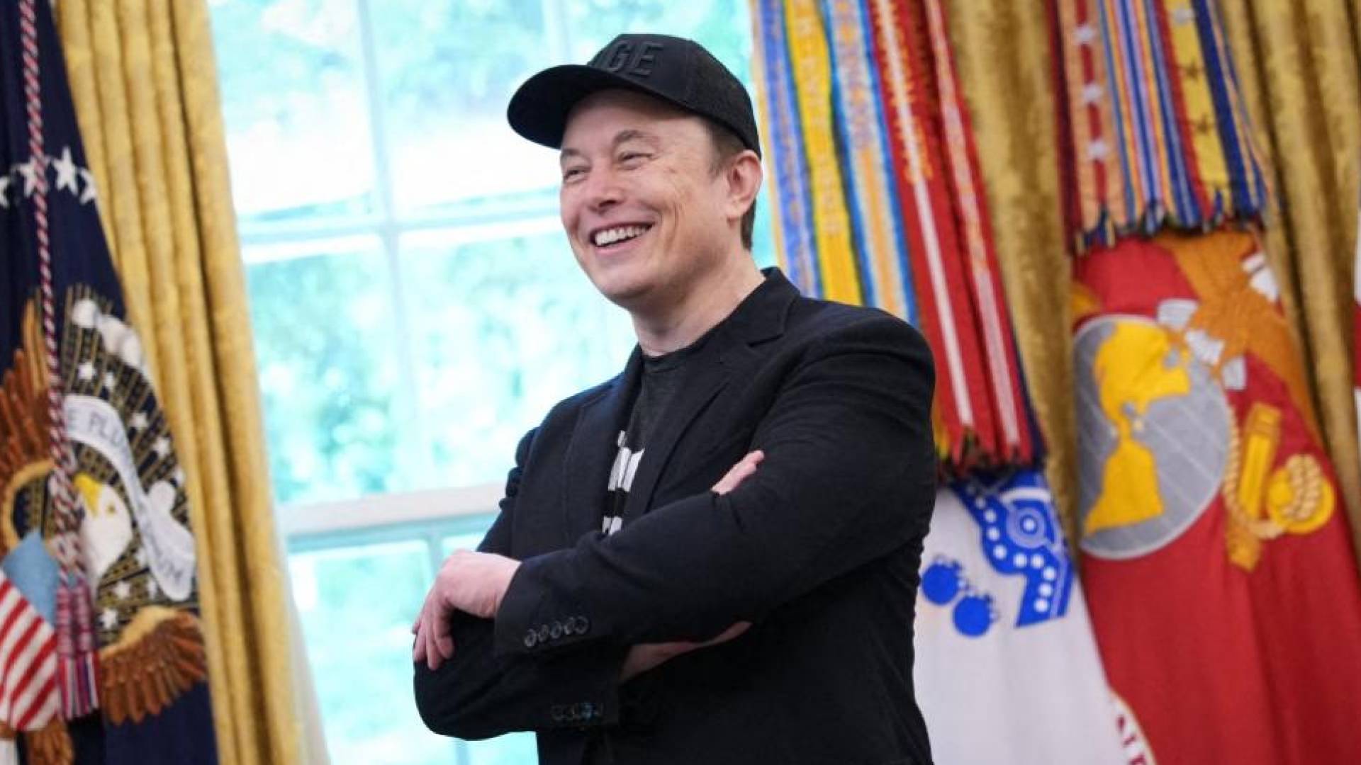 إيلون ماسك يشعل "حرب المليارديرات" مجددا ويسخر من جيف بيزوس: "أنت مقلد!"