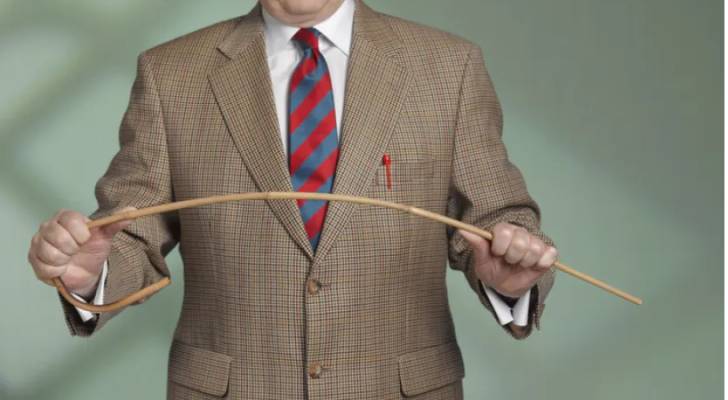 رجل يحمل العصا - تعبيرية