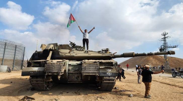 شاب فلسطيني يقف على آلية للاحتلال الإسرائيلي