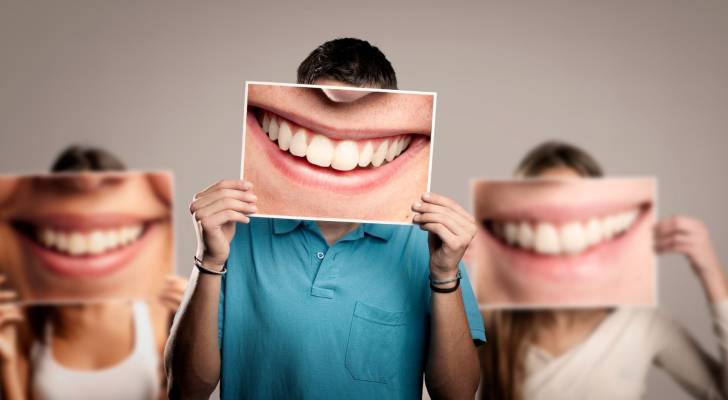 صورة تعبيرية لأشخاص سعداء