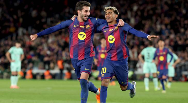 لاعبو برشلونة يحتفلون بهدف