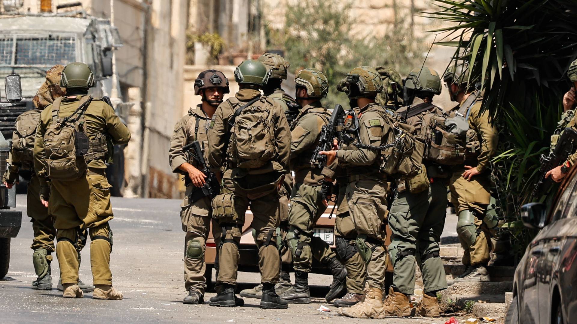 الاحتلال يشن حملة مداهمات واعتقالات واسعة بمدينة الخليل وبيت لحم وأريحا