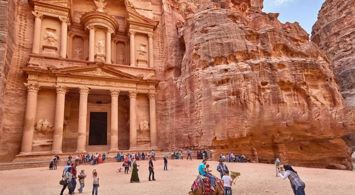 سياح في مدينة البتراء