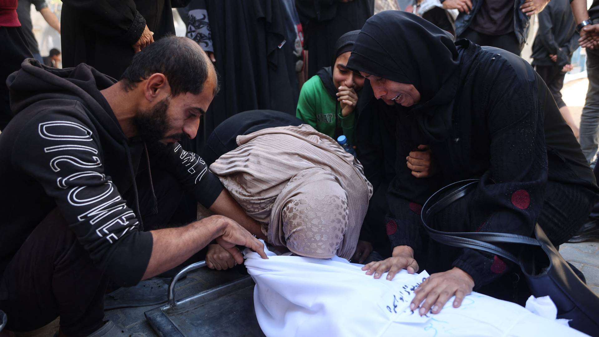 مجمع ناصر الطبي: شهيدان بنيران مسيرة للاحتلال وراء الخط الأصفر شرق خان يونس