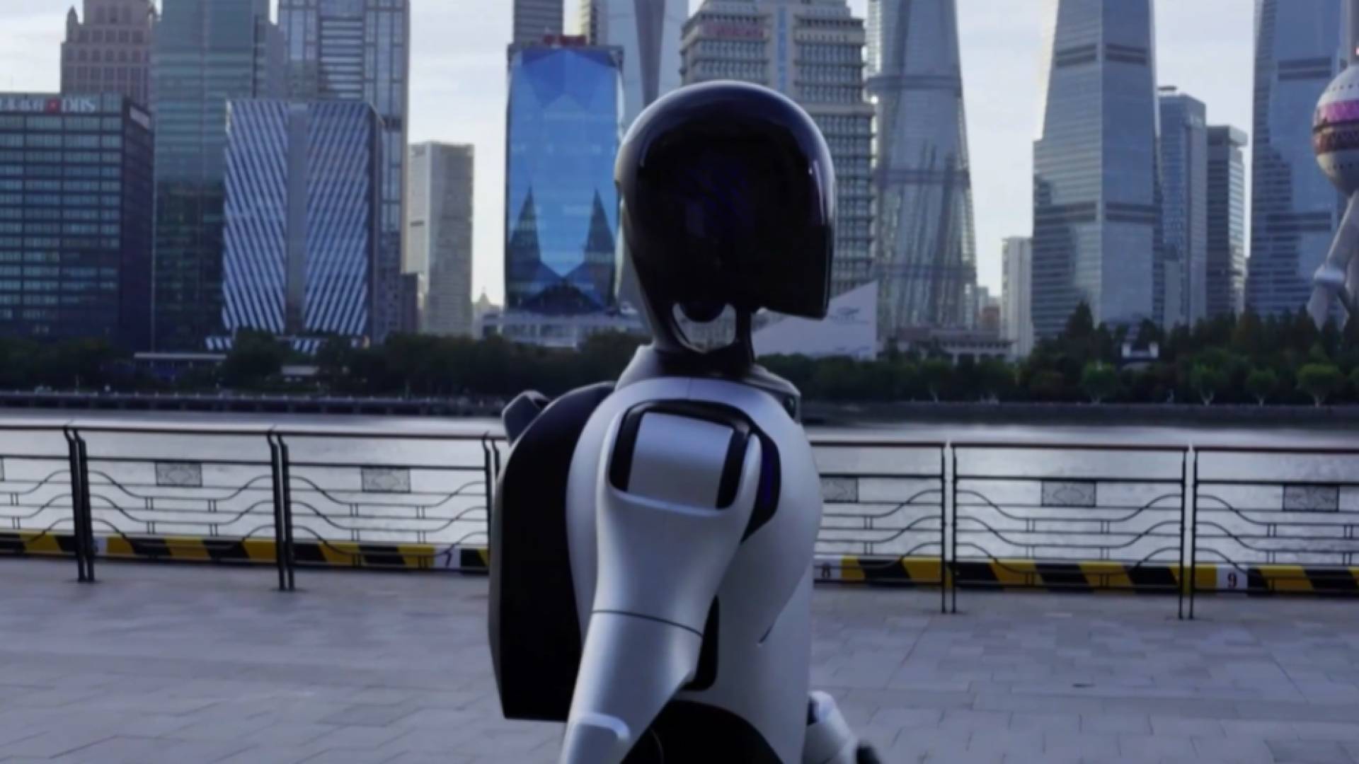 روبوت صيني شبيه بالبشر يدخل "غينيس" لقطع 100 كيلومتر في 3 أيام