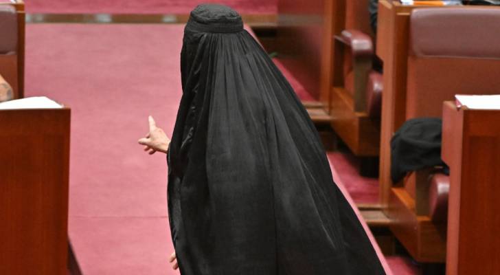 صورة النائبة الاسترالية البالن هانسونوهي ترتدي البرقع