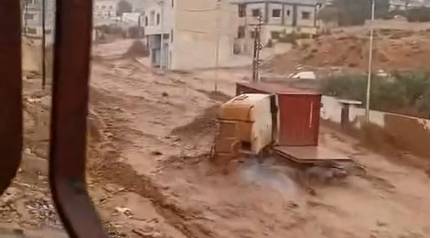 غرق مركبات في منطقة وادي الزيغان بالزرقاء بسبب السيول الناتجة عن مياه الأمطار