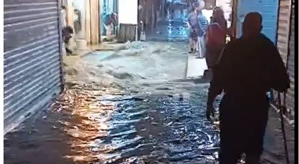 مياه الأمطار تداهم محال ومنازل في منطقة السوق بالبقعة