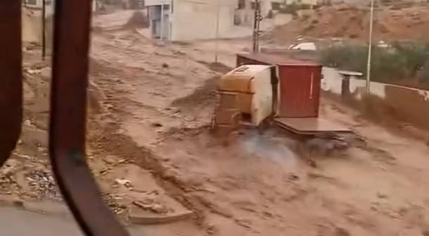 غرق تريلا في أبو الزيغان بالزرق