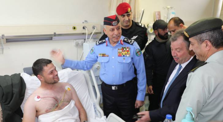 مديرا المخابرات والأمن العام يطمئنان على مصابي مداهمة الرمثا