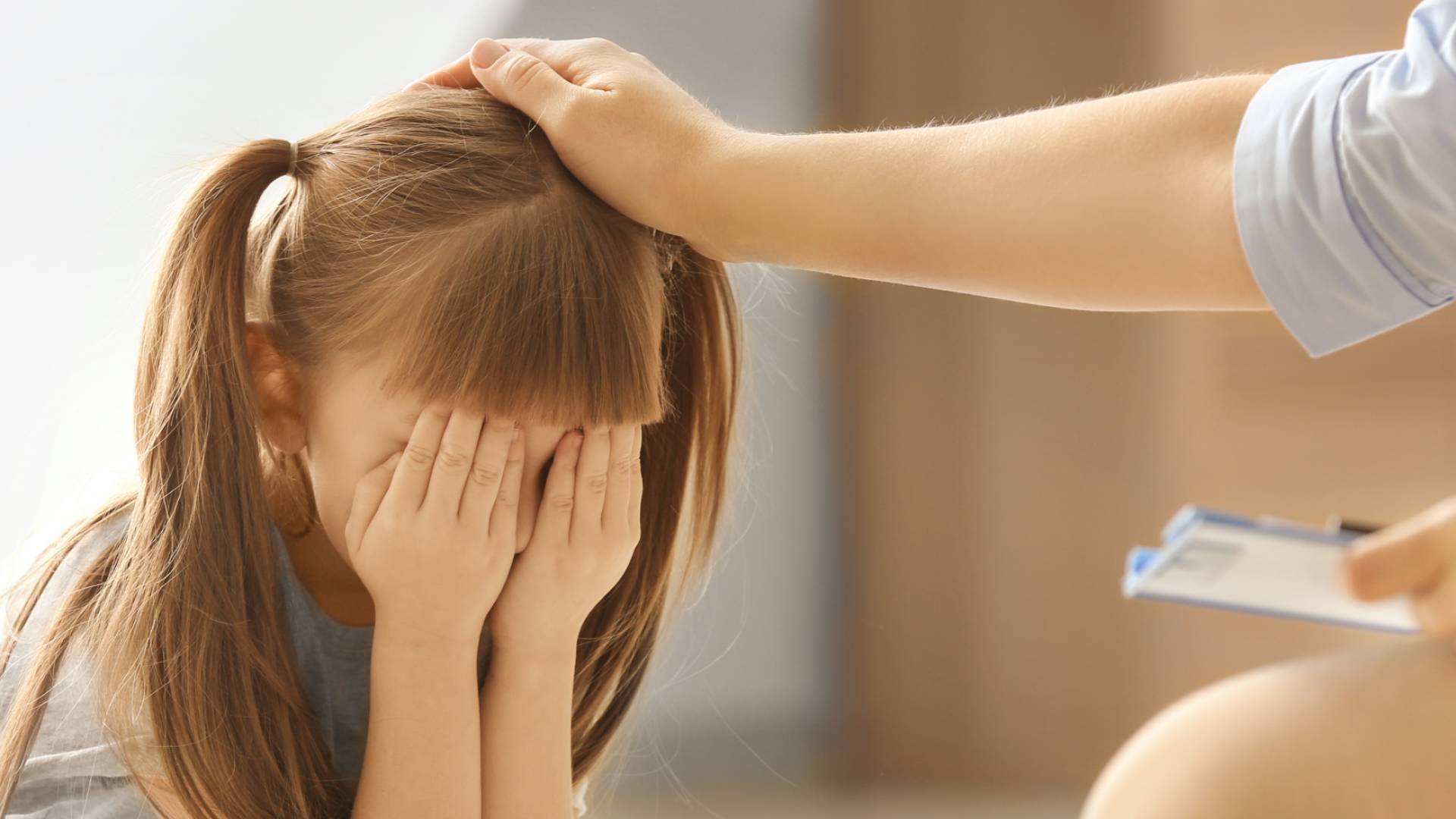 تحذير للأهل.. خبراء يكشفون العلامات الخفية للتحرش الجنسي بالأطفال