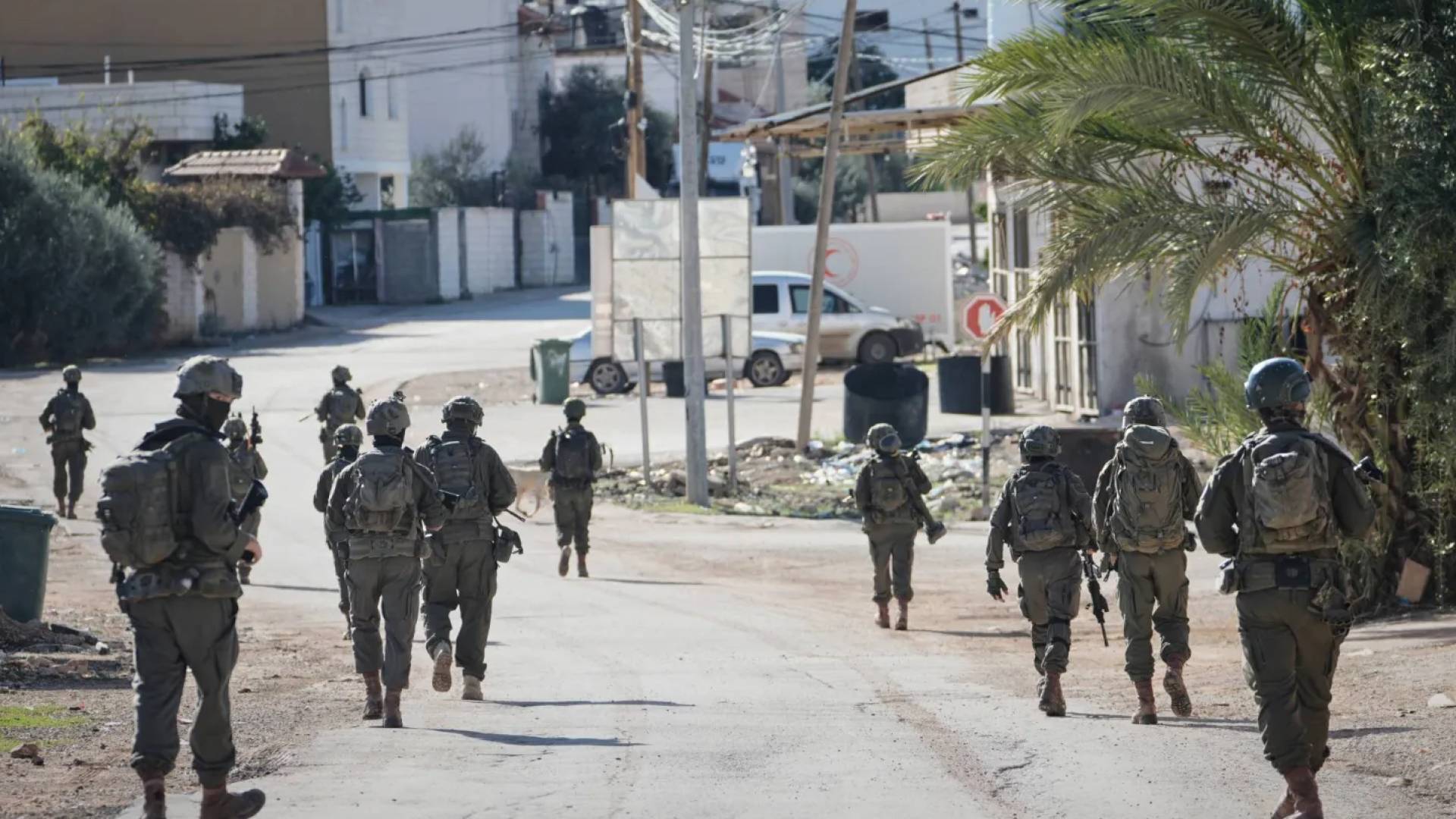 قوات الاحتلال تشن حملة اعتقالات وتهجير قسري لعائلات في طمون شمال الضفة الغربية