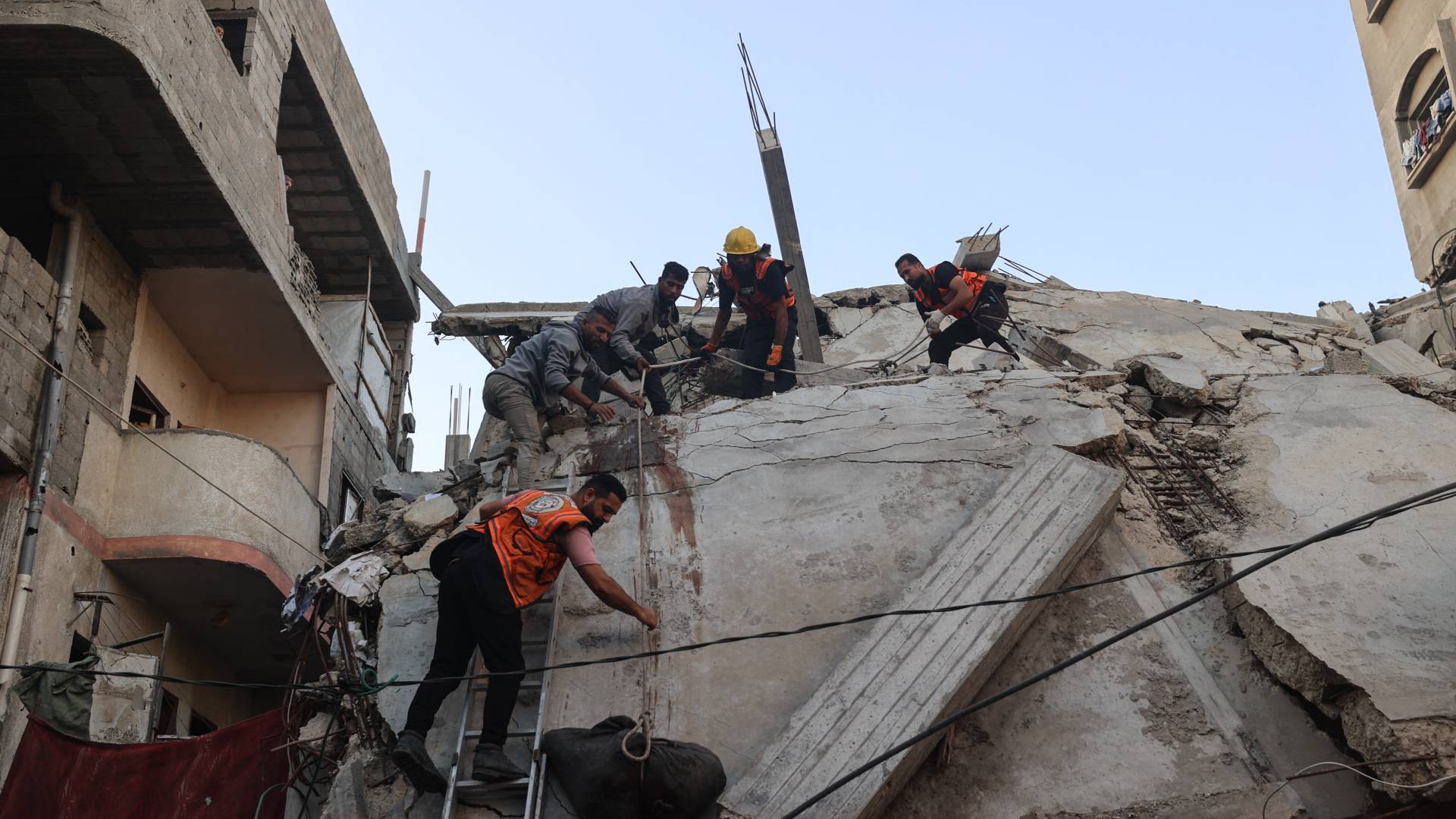 طفلان شهيدان في استهداف جوي شرق خان يونس قرب مدرسة الفارابي