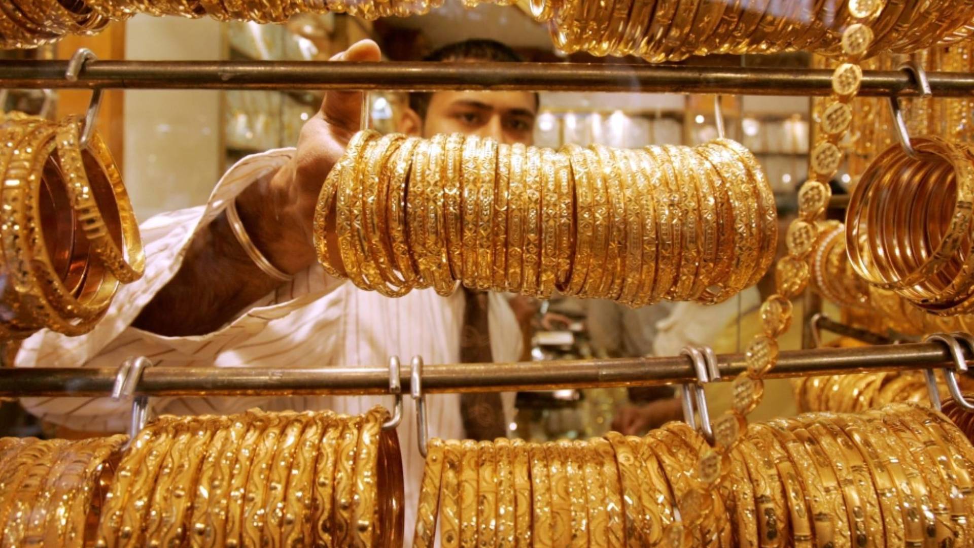 الذهب يحلق عالميا مجددا.. التوترات الجيوسياسية تعيد المستثمرين للملاذات الآمنة