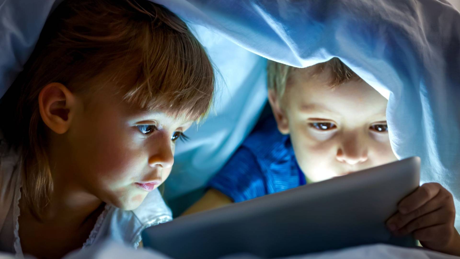 دراسة تحدد العمر المناسب لمنح طفلك هاتفا ذكيا