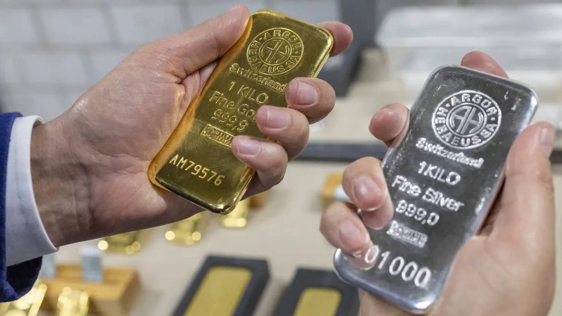 الذهب يتراجع عالميا بنسبة 0.7% بضغط من عوائد السندات وجني الأرباح والفضة تنزل عن ذروتها القياسية