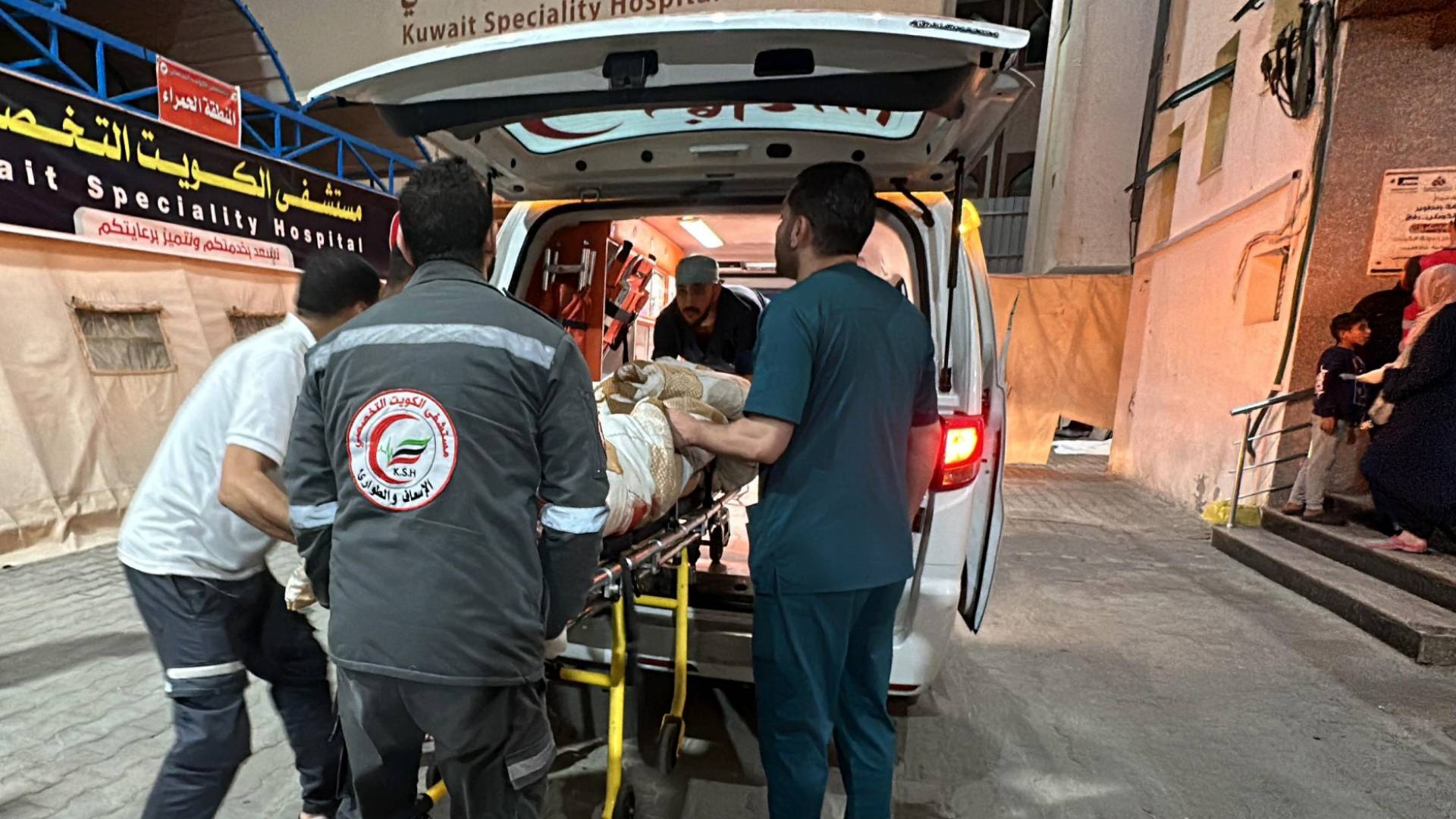 مستشفى الكويت التخصصي: 5 شهداء بينهم طفلان في غارات الاحتلال على خيام النازحين في خان يونس - فيديو