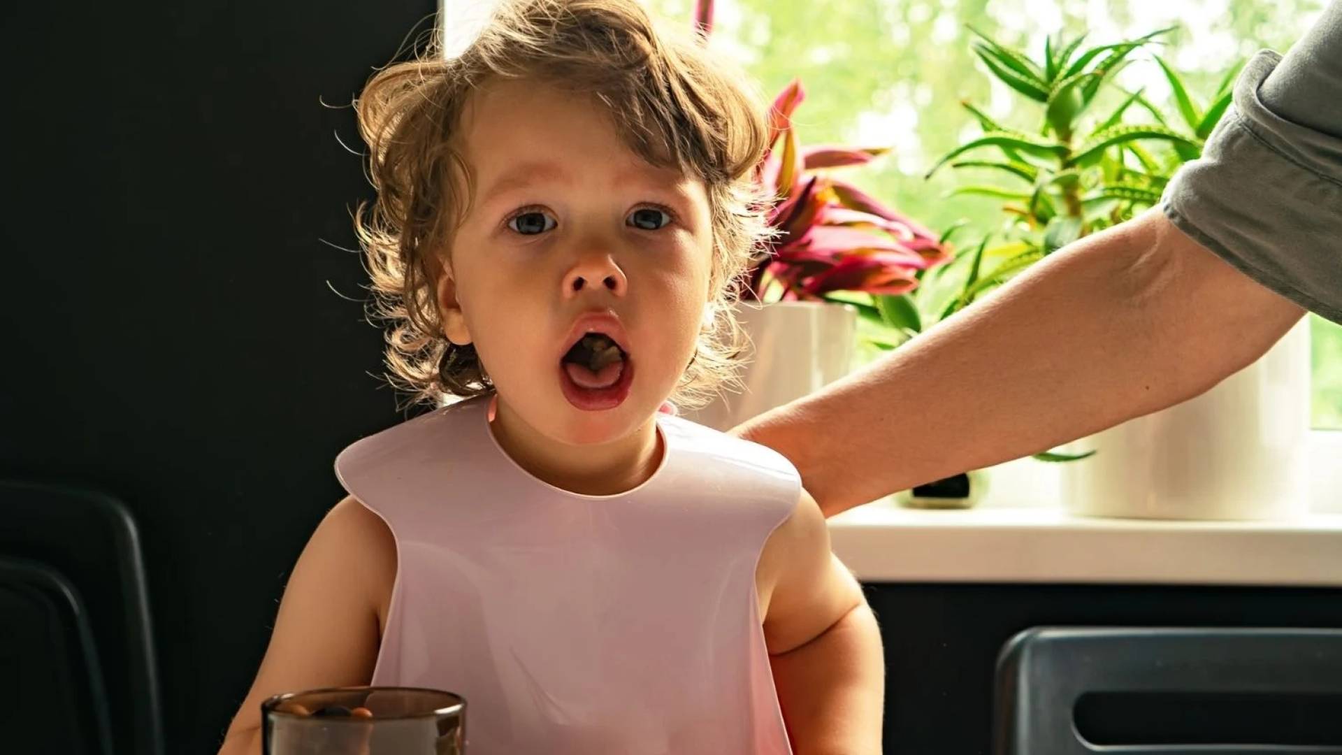 حرفية "نجدة مادبا" تنقذ حياة طفل بعد ابتلاع عملة معدنية بإسعافات أولية سريعة