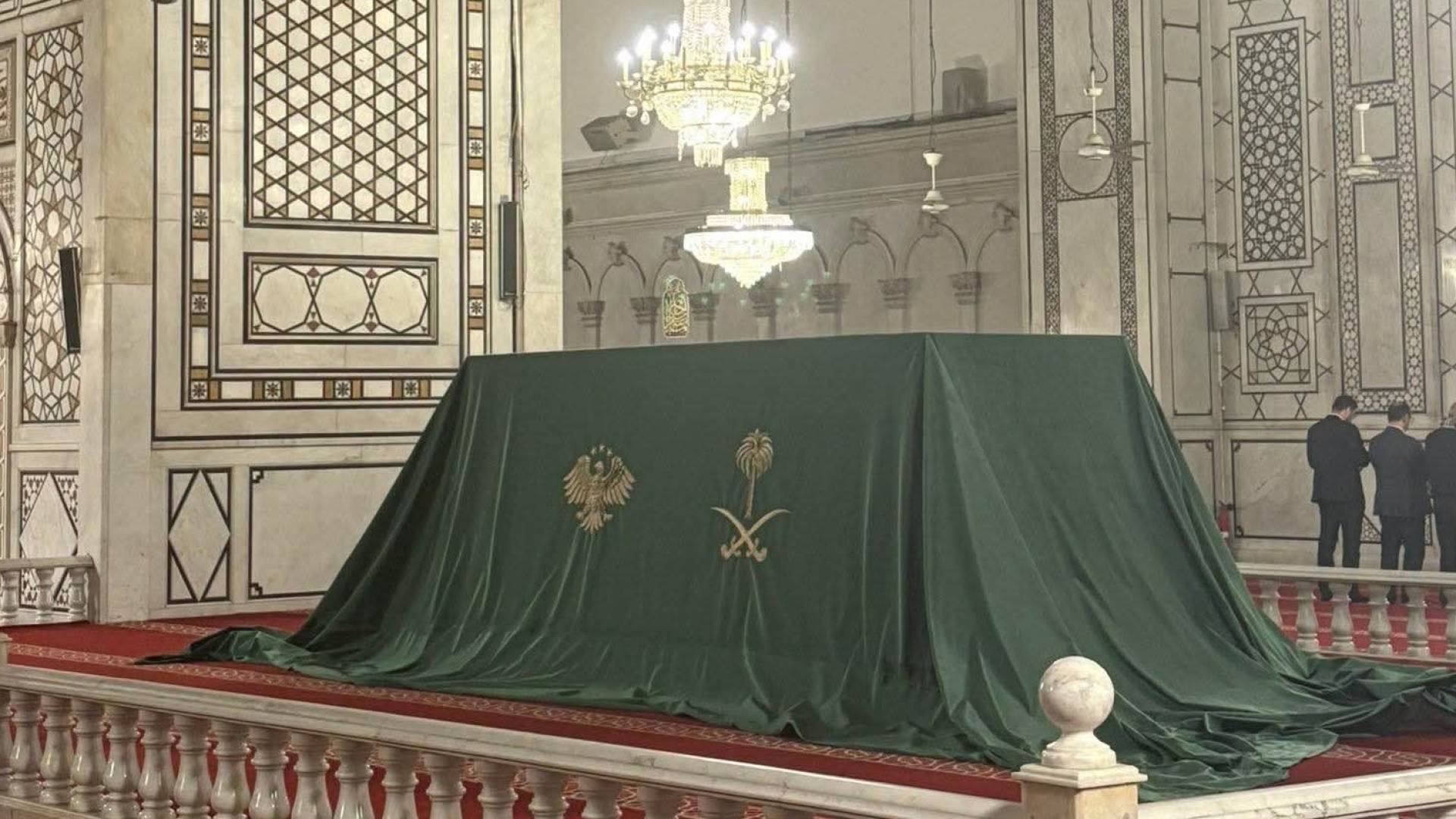 خادم الحرمين الملك سلمان يهدي سوريا قطعة من ستار الكعبة لعرضها في الجامع الأموي.. فيديو