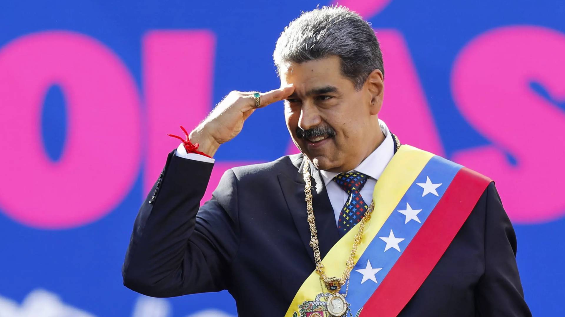 مادورو يؤكد إجراء "مكالمة ودية" مع ترمب ومجلس الشيوخ يتحرك لمنع "الحرب البرية"