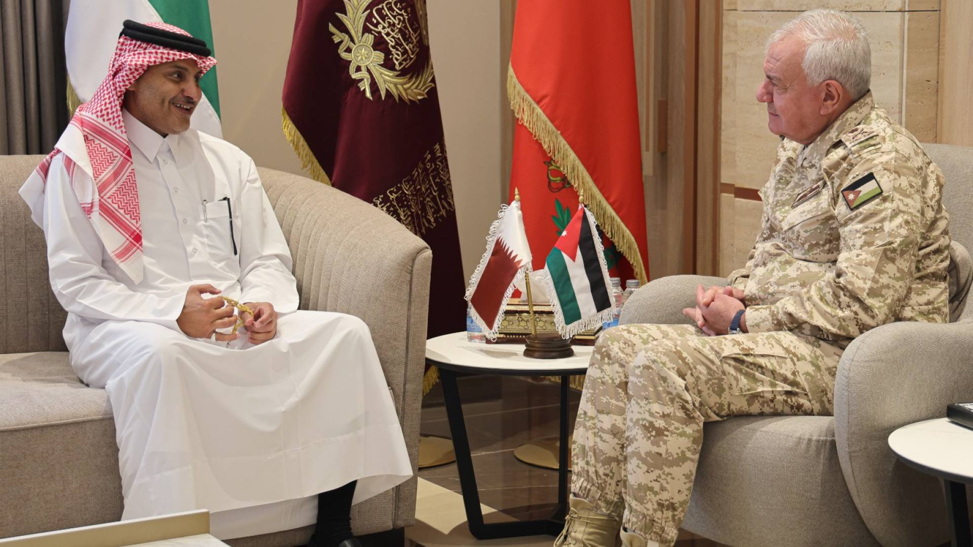 رئيس هيئة الأركان المشتركة يستقبل السفير القطري
