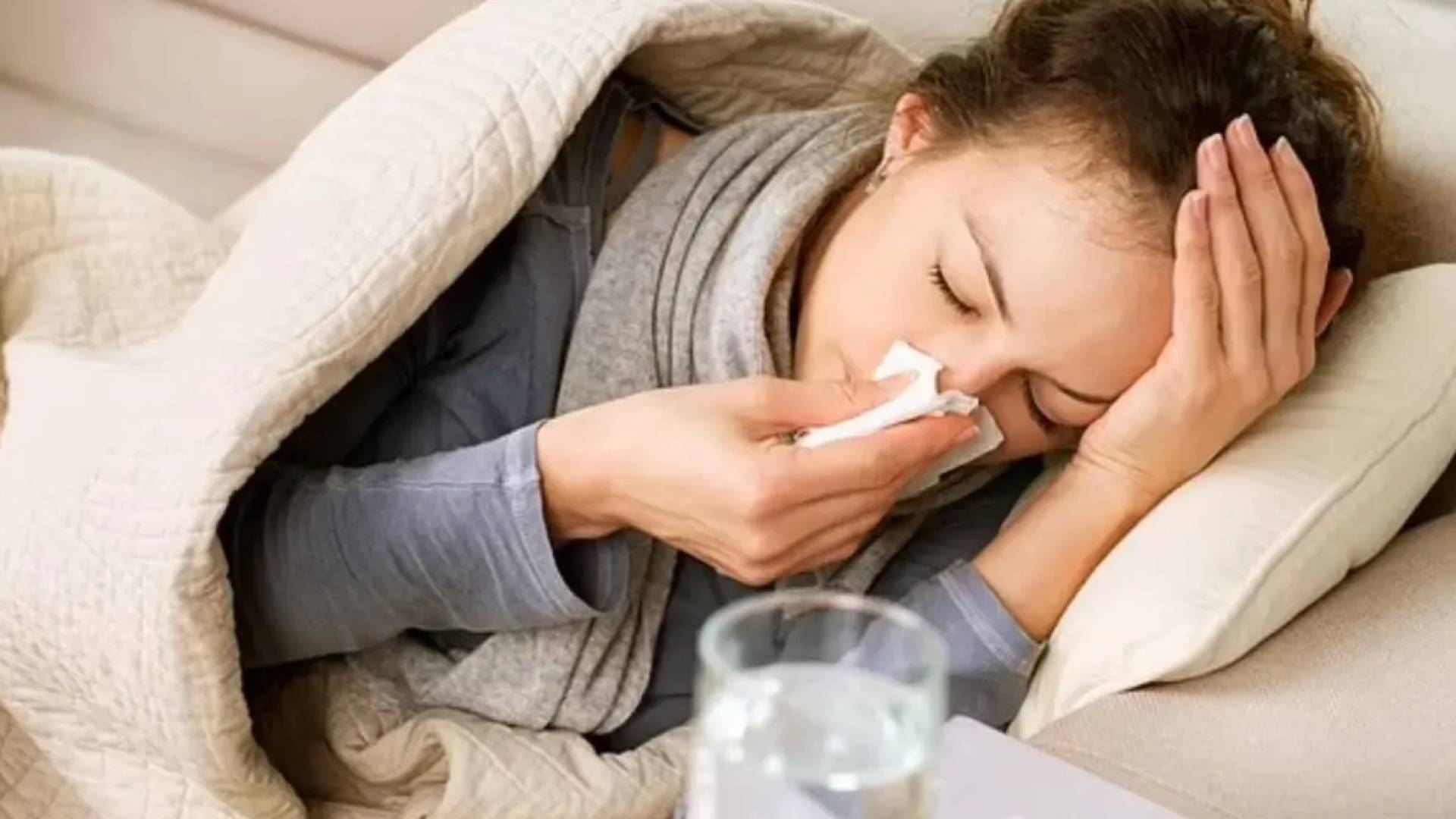 الراحة أم التعرق.. ما هو العامل الحقيقي الذي يحدد شفاء الجسم من البرد؟