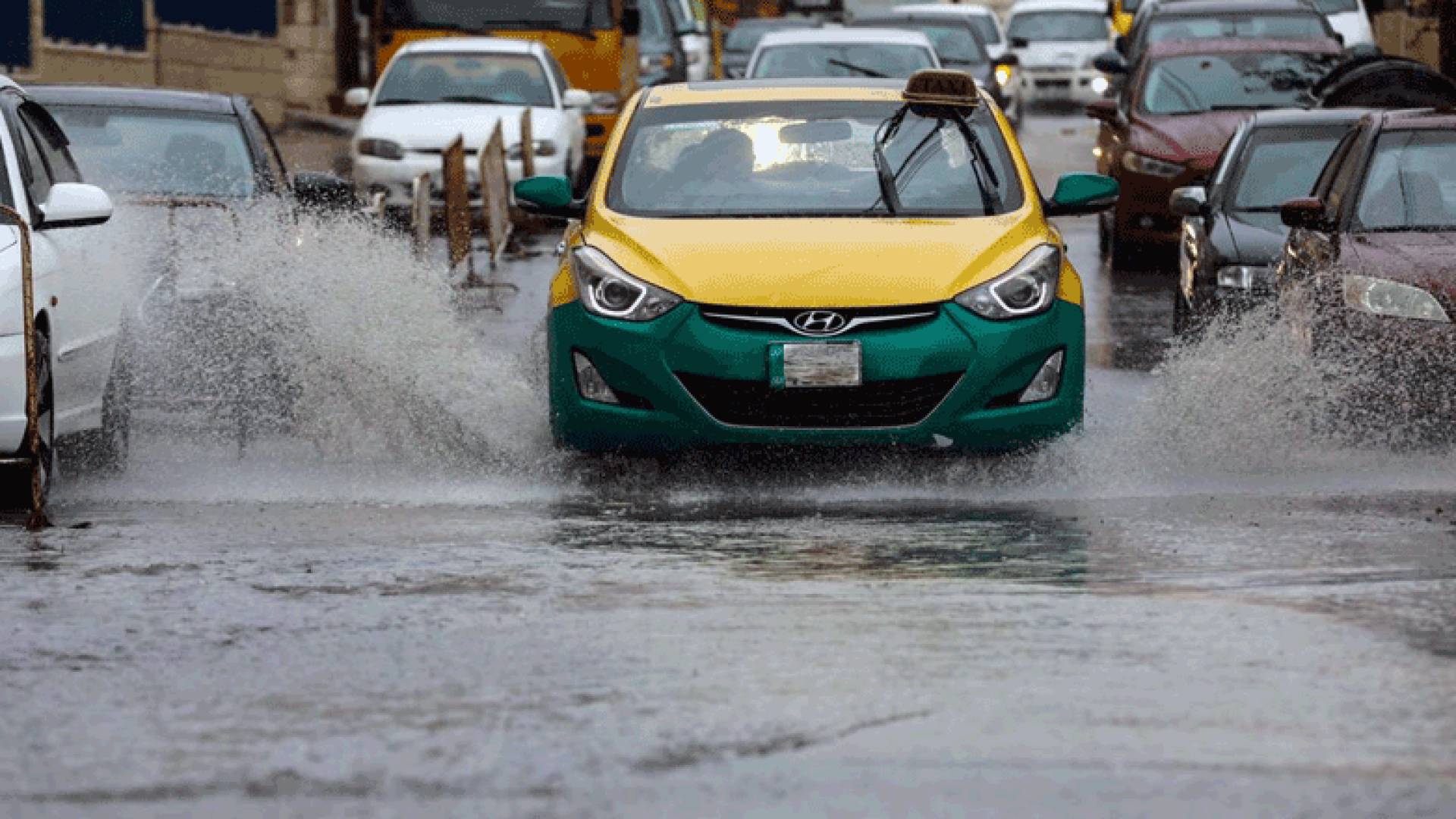 زخات أمطار غزيرة مصحوبة بالرعد وتنبيه من السيول في جنوب الأردن السبت