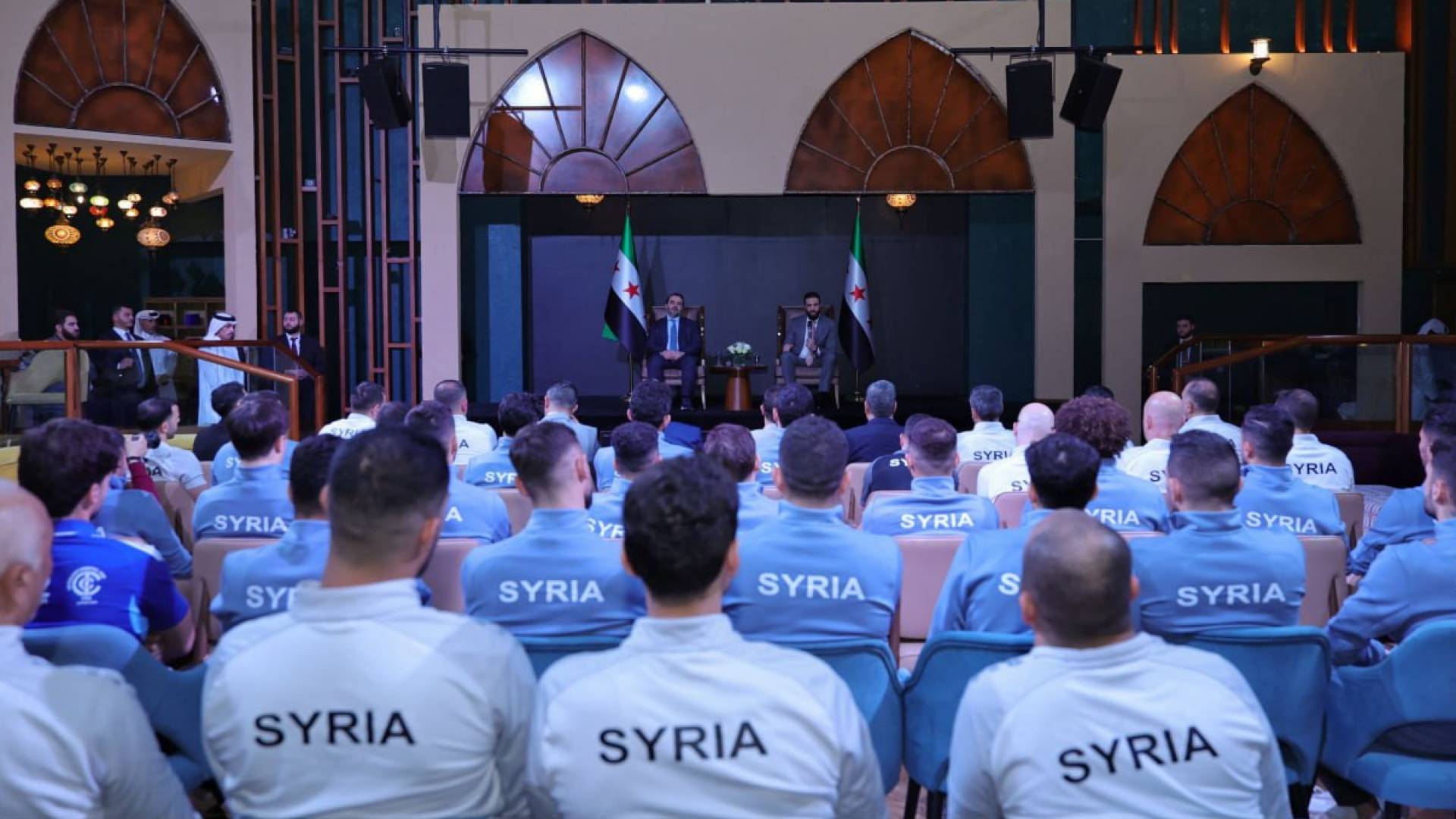 الشرع يلتقي ببعثة منتخب سوريا لكرة القدم المشاركة في كأس العرب في الدوحة