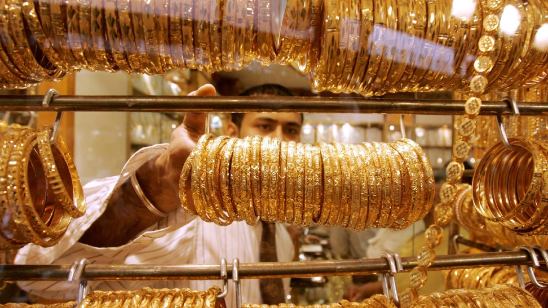 الذهب يغلق عالميا عند 4,243 دولارا رغم تذبذب حاد بنحو 70 دولارا